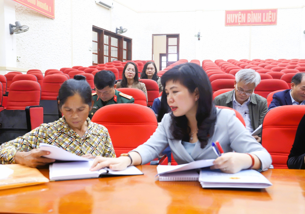 Đại biểu Quốc hội Nguyễn Thị Thu Hà trao đổi với cử tri huyện Bình Liêu liên quan đến chế độ chính sách tại buổi tiếp xúc cử tri tháng 12/2023, sau Kỳ họp thứ 6, Quốc hội khoá XV. Ảnh: La Nhung (TTTT&VH Bình Liêu)