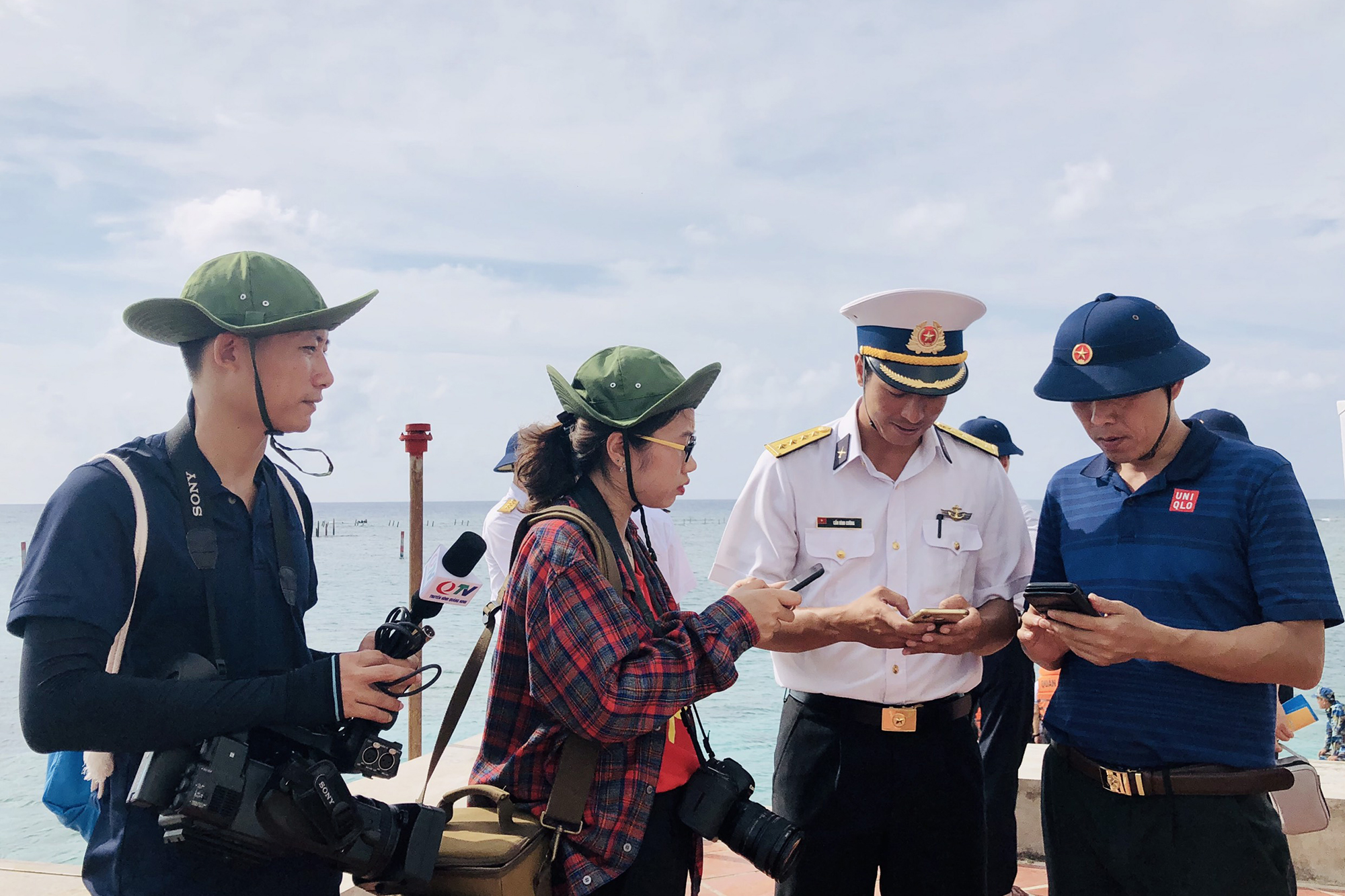 Phóng viên Hoàng Quỳnh cùng đồng nghiệp tác nghiệp tại Trường Sa, tháng 5/2019. Ảnh: Hoàng Quỳnh 