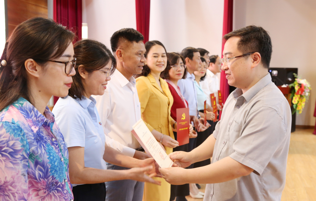 Đồng chí Đặng Xuân Phương, Phó Bí thư Tỉnh ủy, trao giấy chứng nhận hoàn thành khoá bồi dưỡng, cập nhật kiến thức đối với chức danh lãnh đạo quản lý, diện Ban Thường vụ Tỉnh ủy quản lý cho các học viên vào tháng 10/2023. Ảnh: Nguyễn Thanh
