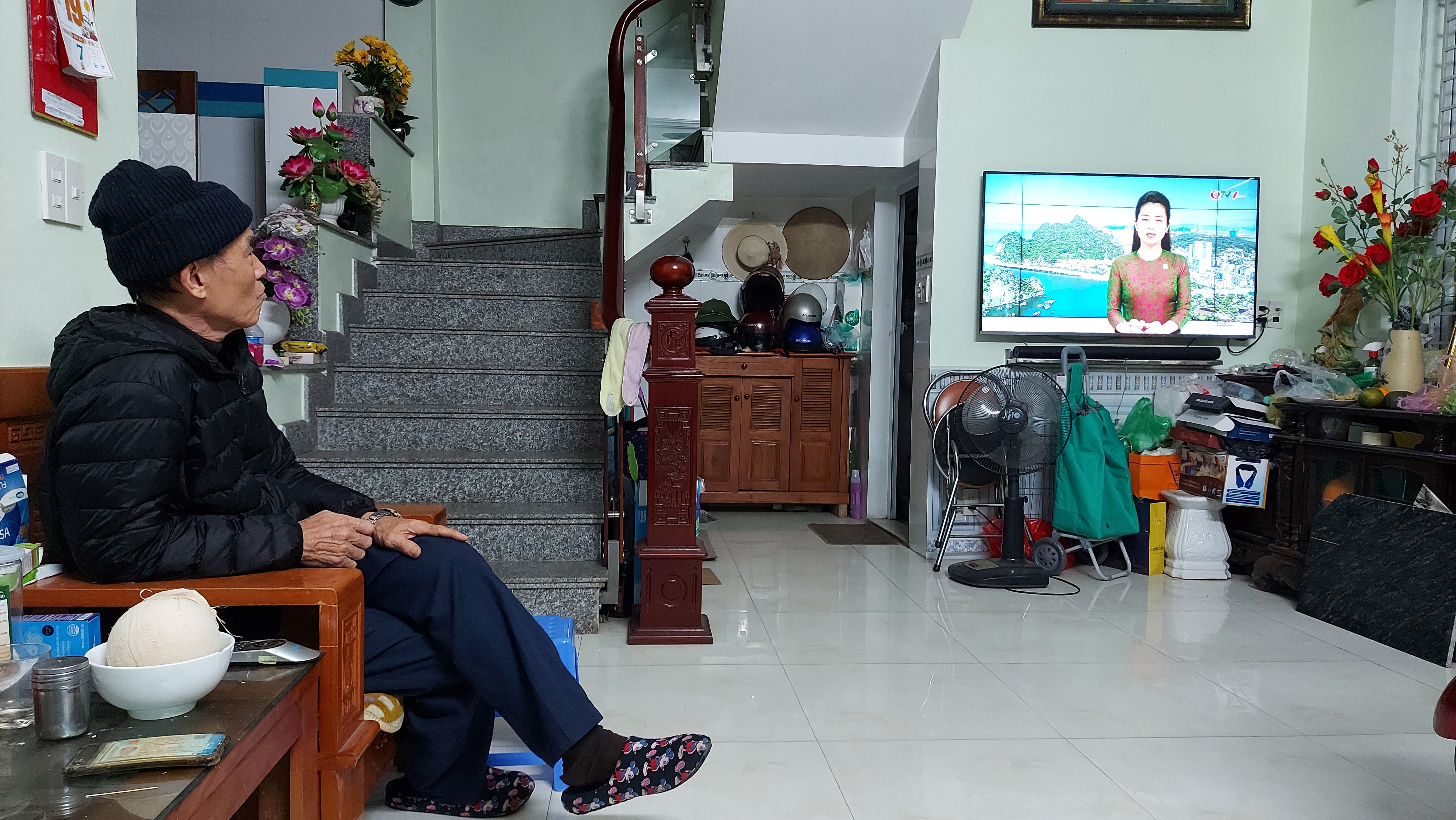 Xem truyền hình Quảng Ninh là thói quen hàng ngày của người dân trong tỉnh. (Trong ảnh: Ông Hồ Sỹ Trí, đảng viên khu phố 2, phường Bãi Cháy xem chương trình Thời sự Quảng Ninh).