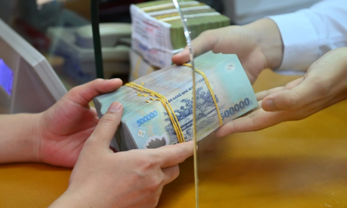 Lãi suất tiết kiệm tiếp tục giảm