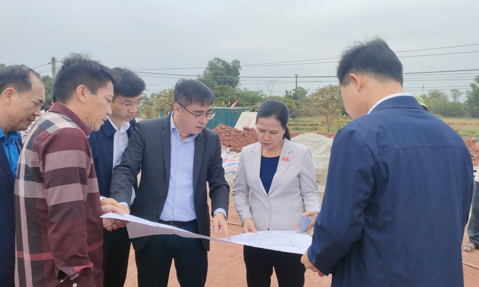 Đại biểu Quốc hội Đỗ Thị Lan kiểm tra tiến độ xây dựng Trường Tiểu học Đông Ngũ 1, huyện Tiên Yên