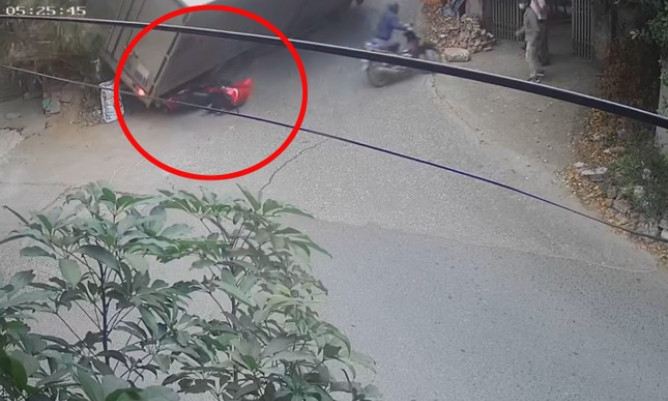 Ô tô tải trôi dốc, hai người đi xe máy thoát chết trong gang tấc