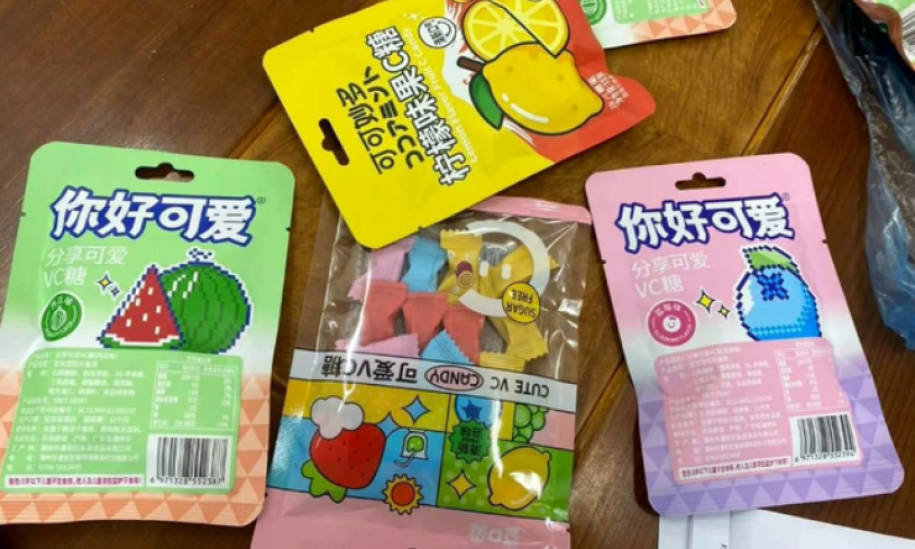 Cha mẹ cần làm gì nếu con lỡ ăn phải kẹo lạ?