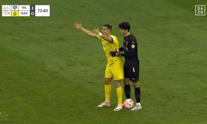 Ronaldo nổi giận, không cho thủ môn phát bóng sau khi bị VAR tước bàn thắng