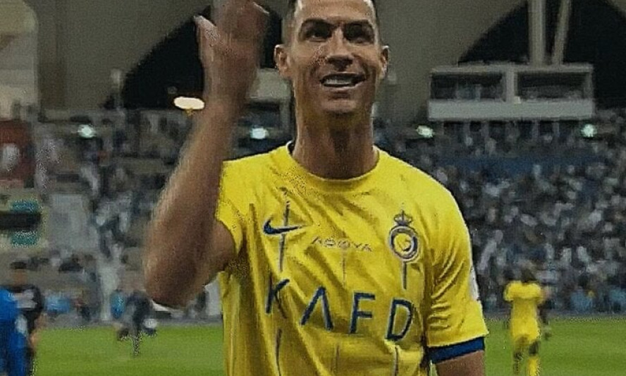 Ronaldo đổi thái độ khi fan hô vang 'Messi'