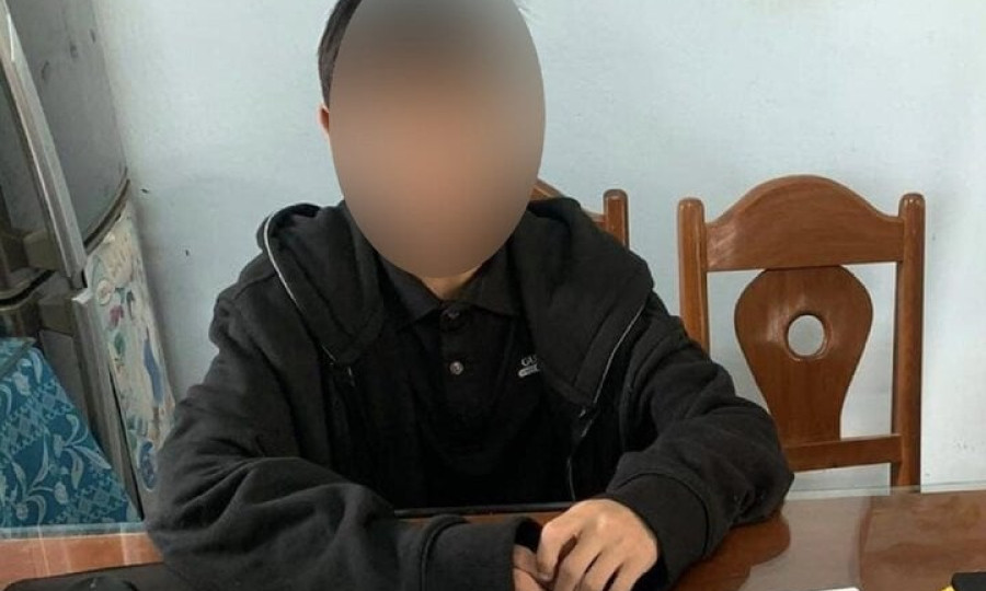 'Đạo chích' trèo lên mái nhà, phá hủy la phông đột nhập cửa hàng điện thoại