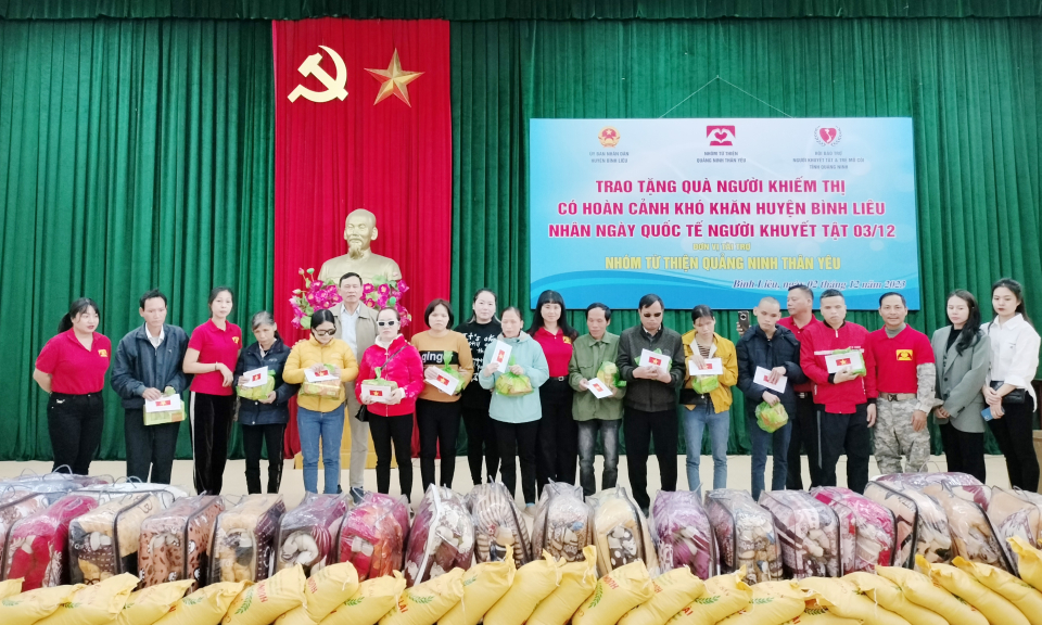 Trao tặng quà cho người mù huyện Bình Liêu