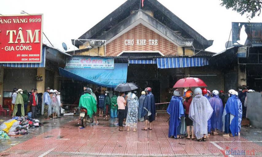 Lửa thiêu rụi tài sản tiền tỷ, nước mắt tiểu thương quện chảy trong mưa
