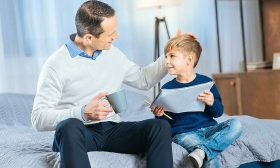 Khen trẻ thế nào để con lớn lên tự tin và thành công