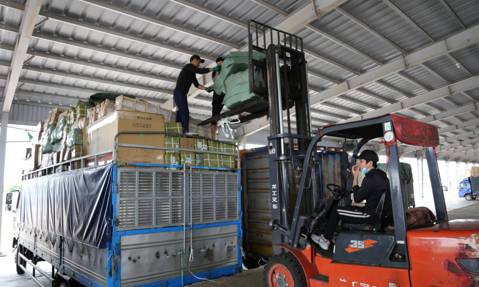 Móng Cái: 11 tháng, hơn 1,4 triệu tấn hàng hóa xuất nhập khẩu qua các cửa khẩu, lối mở