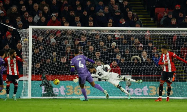 Liverpool thắng nhờ hai bàn tranh cãi