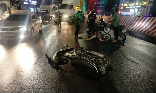 Hàng loạt xe máy bị ngã vì dầu nhớt