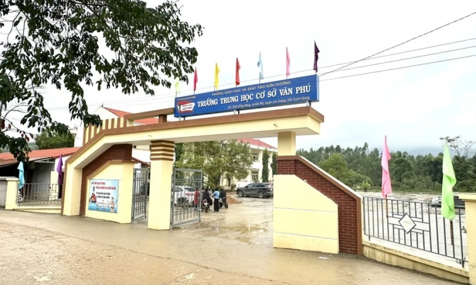 Tạm đình chỉ hiệu trưởng vụ học sinh quây cô giáo ở Tuyên Quang