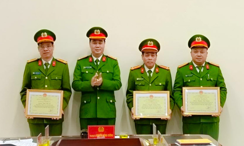 Khen thưởng 12 cán bộ, chiến sĩ Công an Ba Chẽ lập công xuất sắc