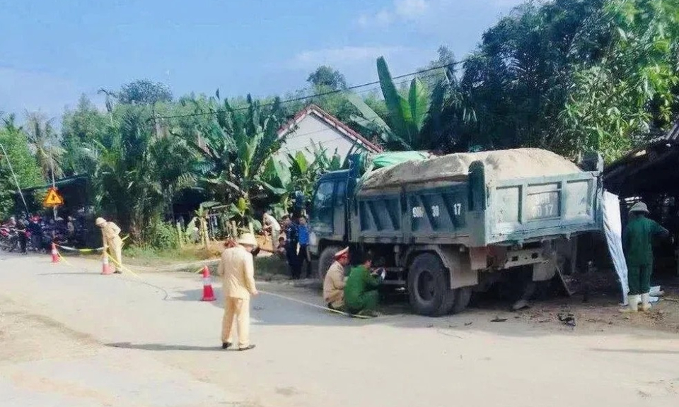 Va chạm với xe tải, nữ sinh lớp 6 tử vong thương tâm