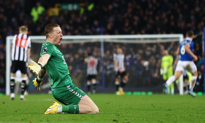 Everton đè bẹp Newcastle