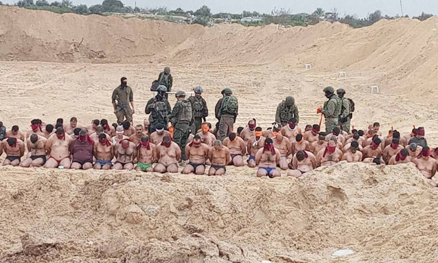 Israel bắt tù nhân cởi trần, quỳ trên đất ở Gaza