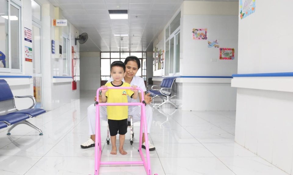 Khung tam giác tập đi/đứng cho trẻ khuyết tật