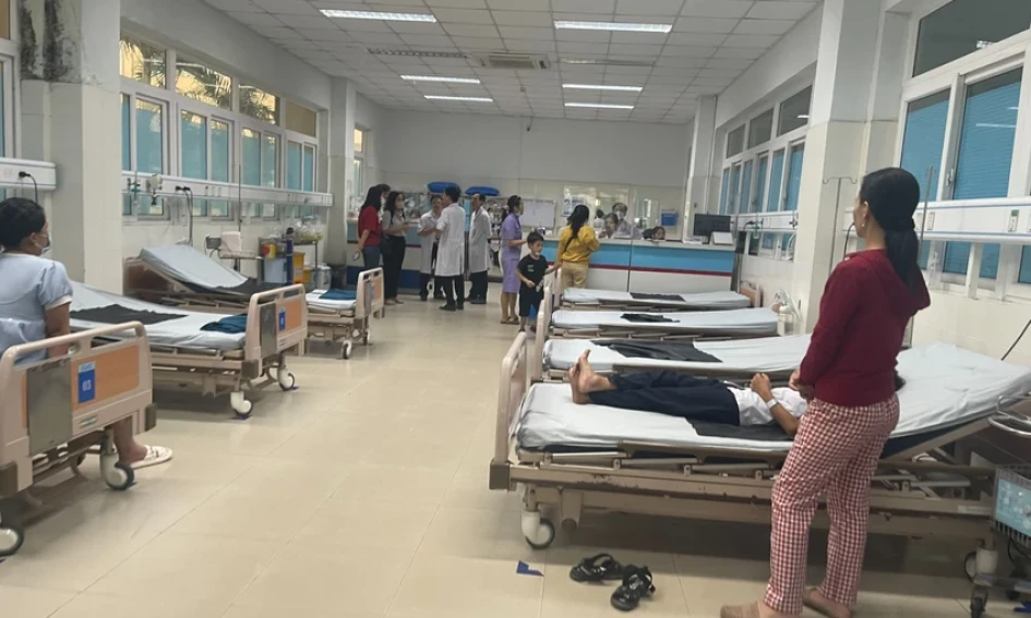Hàng loạt học sinh nhập viện sau khi ăn 'thức ăn lạ' do 1 người phụ nữ tặng