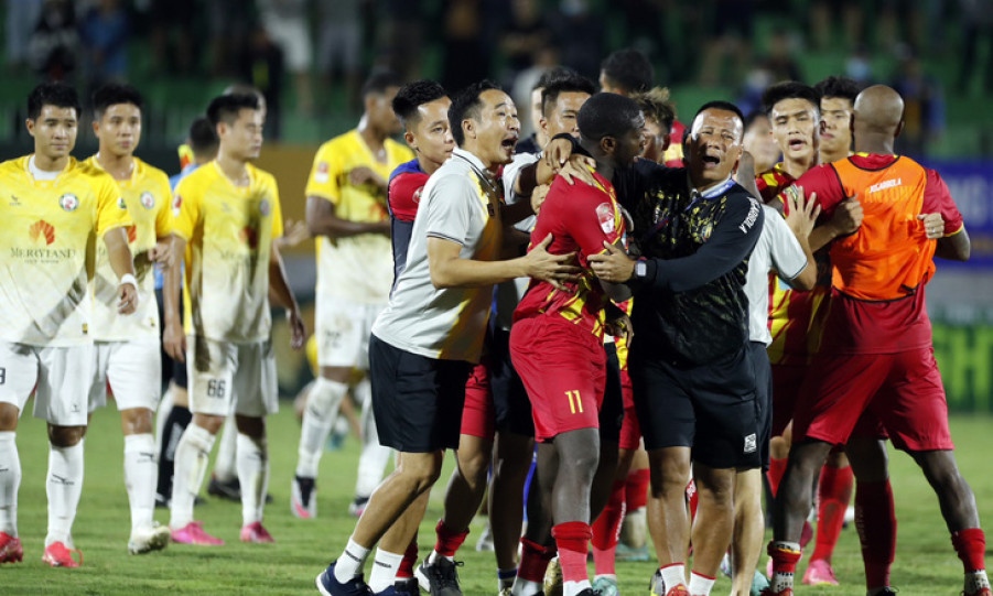 Cầu thủ, ban huấn luyện Bình Định và Thanh Hóa xô xát dữ dội