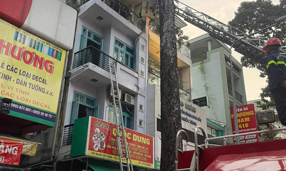 Cháy nhà, 6 người chạy ra ban công được cứu thoát