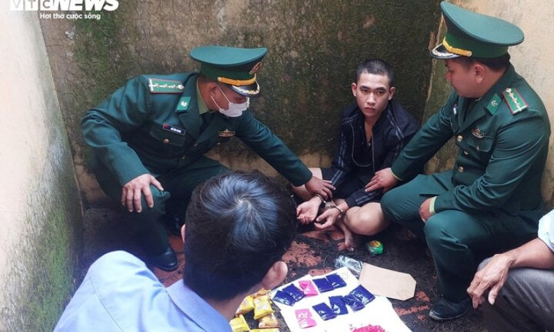 Bắt giữ kẻ vận chuyển 2.000 viên ma túy đến căn nhà hoang ở Quảng Trị