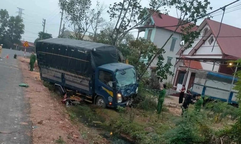 Bắc Giang: Xe tải mất lái va chạm với xe môtô khiến hai phụ nữ tử vong