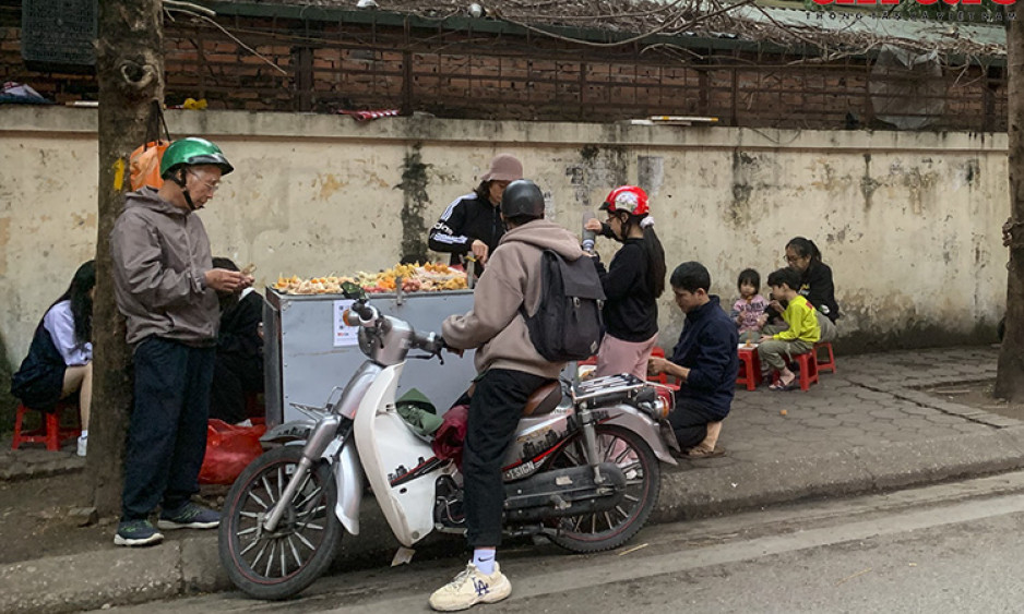 Hàng quà vặt bao vây cổng trường học
