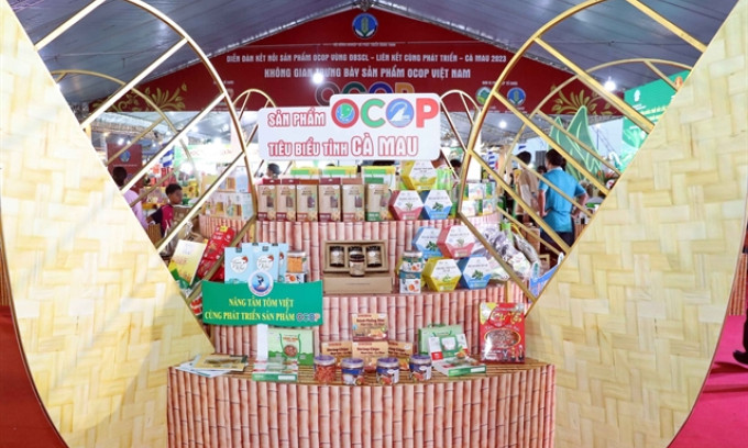 Cà Mau facilitates trade by shrimp, regional speciality producers