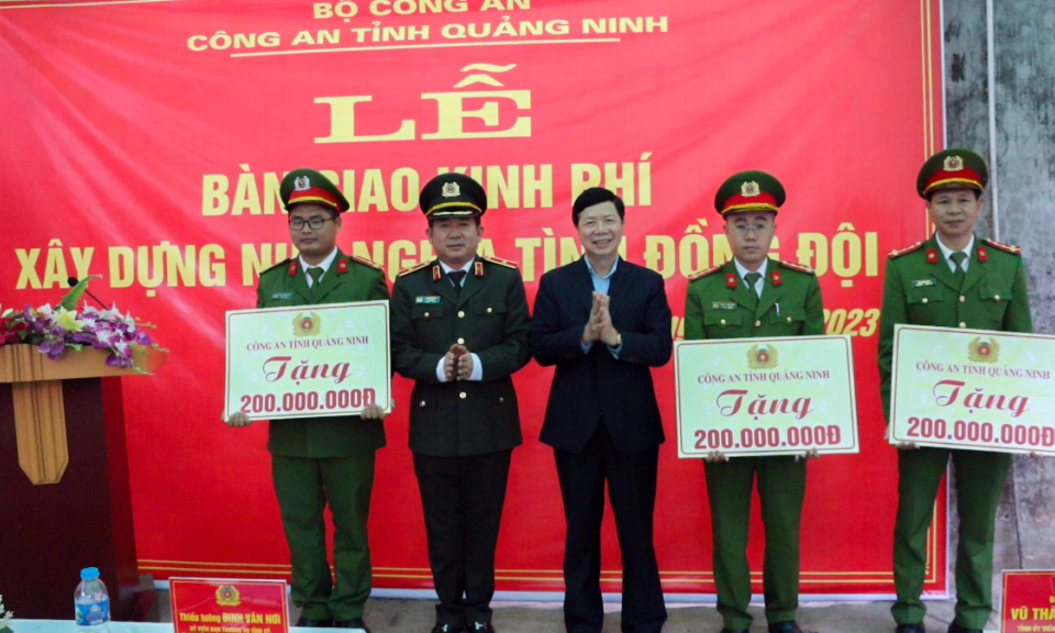 Công an Quảng Ninh: Bàn giao kinh phí xây dựng nhà nghĩa tình đồng đội