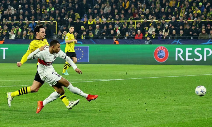 Tiền vệ 17 tuổi đưa PSG vào vòng 1/8 Champions League