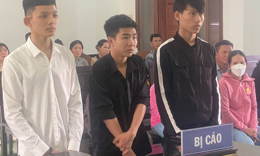Cùng đi xem đánh nhau, 4 thanh niên lao vào hỗn chiến