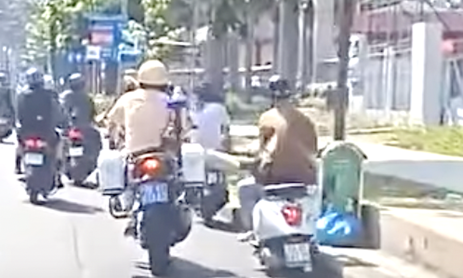 CSGT đạp ngã người đi xe máy