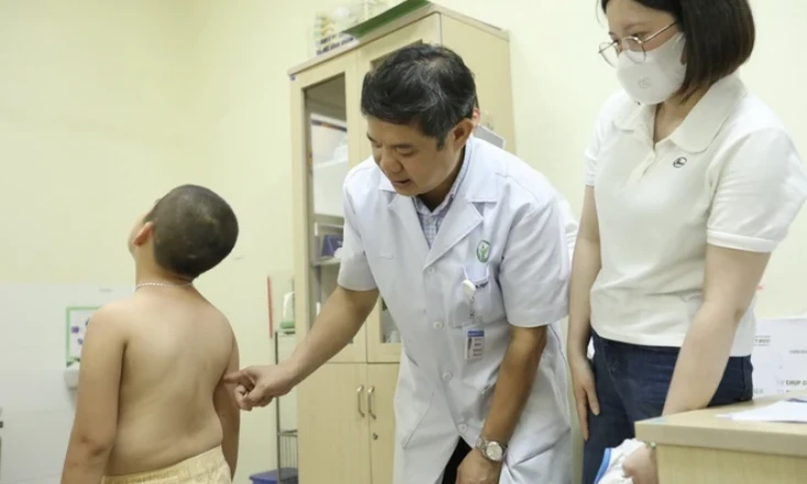 Vì sao ngày càng nhiều học sinh Việt Nam bị cong, vẹo cột sống?