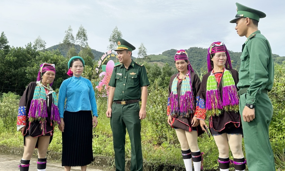 Chính trị viên dân vận khéo
