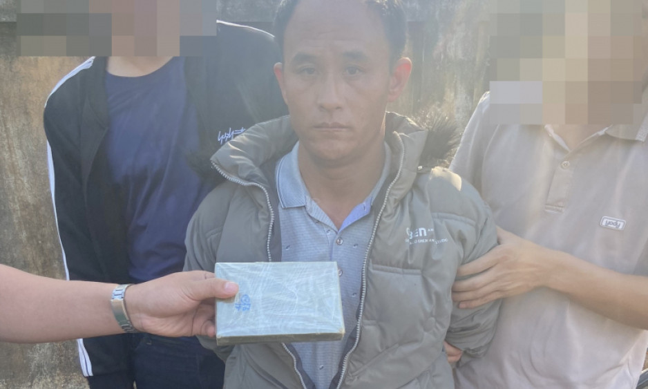 Đang vận chuyển thuê ma túy thì gặp Công an