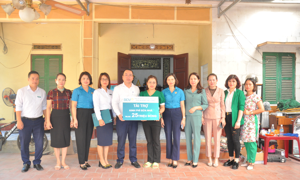 Trao hỗ trợ sửa nhà cho đoàn viên có hoàn cảnh khó khăn