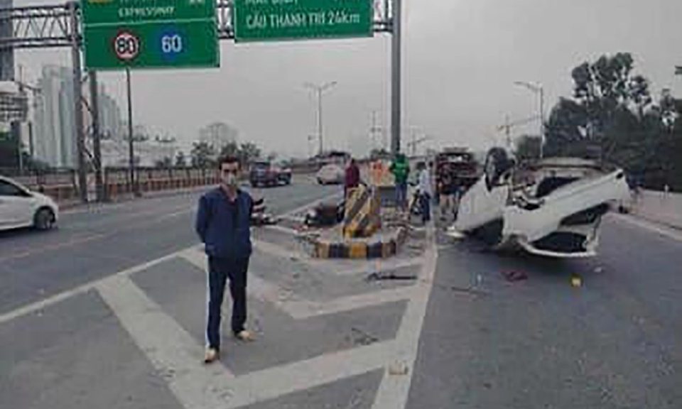 Ô tô tông hai xe máy rồi lật ngửa, tài xế may mắn thoát nạn