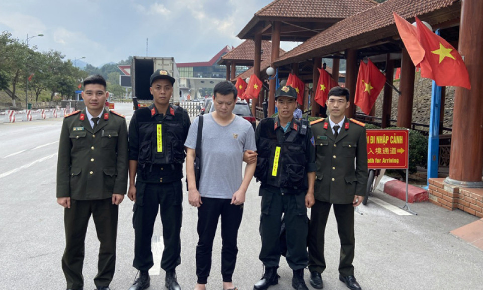 Bàn giao đối tượng truy nã người Trung Quốc