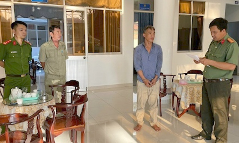 Tạm giữ đối tượng tàng trữ, mua bán trái phép vũ khí