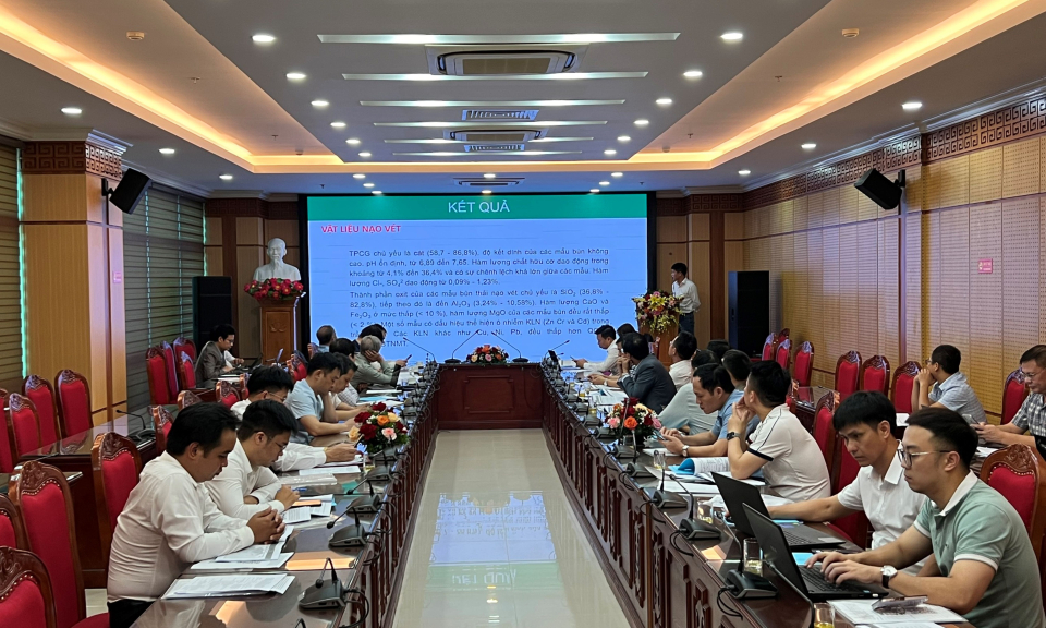 Đánh giá tiềm năng sử dụng đất đá thải ngành than, tro xỉ than
