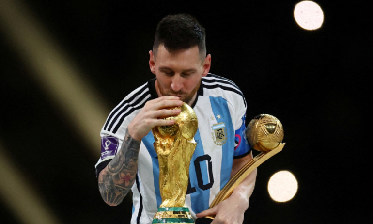 Bộ áo của Messi ở World Cup được bán với giá 7,8 triệu USD