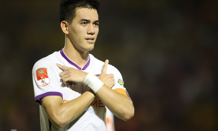 Tiến Linh đưa Bình Dương chiếm đỉnh bảng V-League