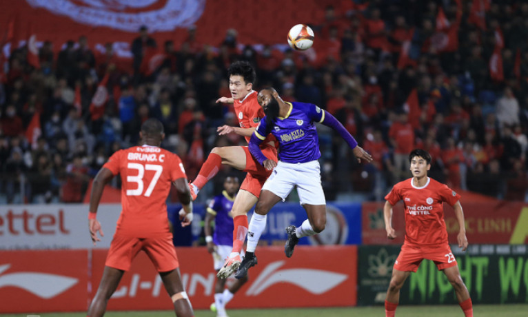 Văn Quyết giúp Hà Nội FC thắng trận derby Thủ đô