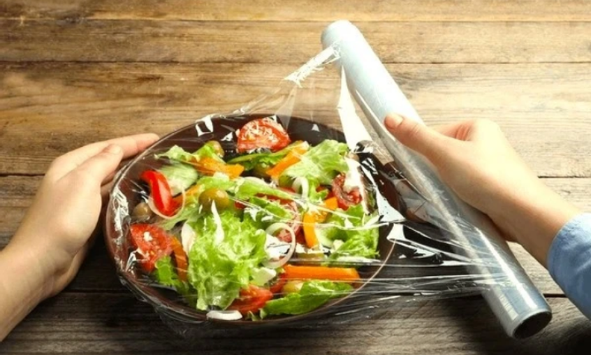 Đây mới là cách dùng màng bọc thực phẩm đúng