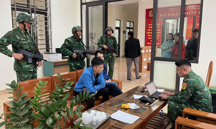 Lái xe tải lên bờ sông biên giới để tập kết pháo