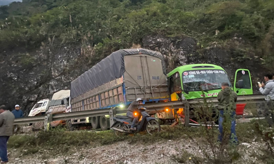 Tai nạn liên hoàn trên Quốc lộ 6, giao thông ùn tắc hoàn toàn