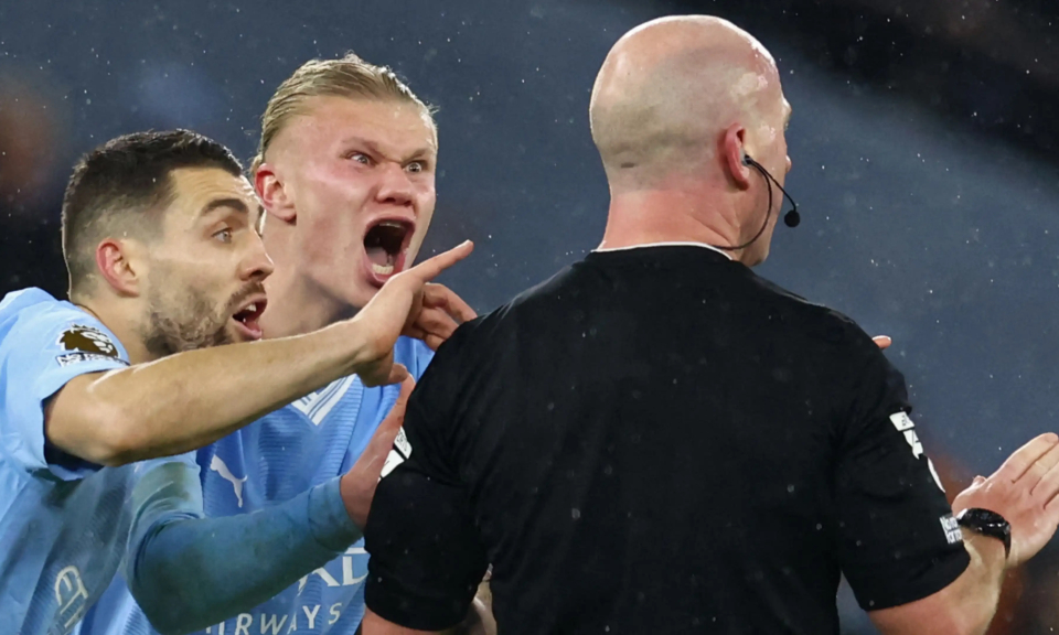 Man City bị FA trừng phạt