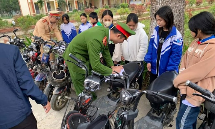 Kiểm tra đột xuất 2 trường, phát hiện 65 học sinh vi phạm luật giao thông